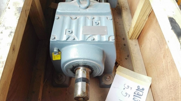 ** SOLD ** มอเตอร์เกียร์ SEW Eurodrive 7.5 HP ทด 1:5 (290rpm) 380V ของใหม่นอนลัง มี 2 ตัว!! ** SOLD ** มอเตอร์เกียร์ SEW Eurodrive 7.5 HP ทด 1:5 (290rpm) 380V ของใหม่นอนลัง มี 2 ตัว!!