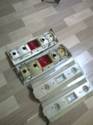 ขายชุดไฟท้าย2ชั้น bmw e30 สภาพพอใด้ กรอปไฟไม่แท้1ข้างตามรูป นอกนั้นแท้หมด ราคา1300 โทร0924462525โส กทม