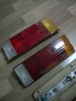 ขายชุดไฟท้าย2ชั้น bmw e30 สภาพพอใด้ กรอปไฟไม่แท้1ข้างตามรูป นอกนั้นแท้หมด ราคา1300 โทร0924462525โส กทม