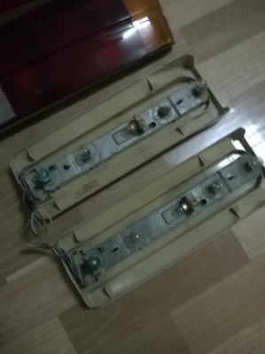 ขายชุดไฟท้าย2ชั้น bmw e30 สภาพพอใด้ กรอปไฟไม่แท้1ข้างตามรูป นอกนั้นแท้หมด ราคา1300 โทร0924462525โส กทม