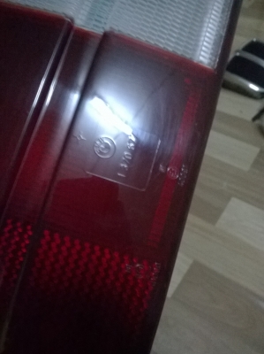 ขายชุดไฟท้าย2ชั้น bmw e30 สภาพพอใด้ กรอปไฟไม่แท้1ข้างตามรูป นอกนั้นแท้หมด ราคา1300 โทร0924462525โส กทม