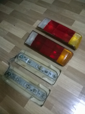 ขายชุดไฟท้าย2ชั้น bmw e30 สภาพพอใด้ กรอปไฟไม่แท้1ข้างตามรูป นอกนั้นแท้หมด ราคา1300 โทร0924462525โส กทม