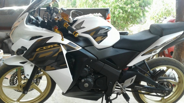 สนใจติดต่อเบอร์ 082-857-1231ขายรถ cbr 150 r ปี 57 มีเล่มทะเบียน ราคา 40,000 บาท เจ้าของขายเอง ราคาต่อรองได้