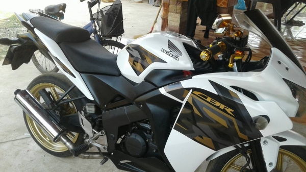 สนใจติดต่อเบอร์ 082-857-1231ขายรถ cbr 150 r ปี 57 มีเล่มทะเบียน ราคา 40,000 บาท เจ้าของขายเอง ราคาต่อรองได้