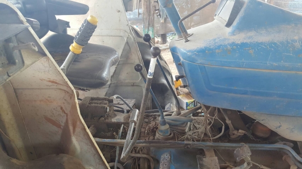 ขาย รถไถ 2 เพลา FORD 7610 เครื่องเสื้อลายเทอร์โบ คานหน้า FORD เครื่องแน่น เกียร์ดี เล่มทะเบียนครบ อุปกรณ์ 4 ชิ้น