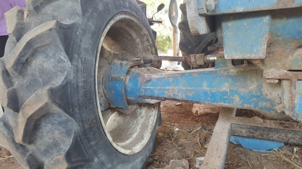 ขาย รถไถ 2 เพลา FORD 7610 เครื่องเสื้อลายเทอร์โบ คานหน้า FORD เครื่องแน่น เกียร์ดี เล่มทะเบียนครบ อุปกรณ์ 4 ชิ้น