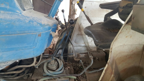 ขาย รถไถ 2 เพลา FORD 7610 เครื่องเสื้อลายเทอร์โบ คานหน้า FORD เครื่องแน่น เกียร์ดี เล่มทะเบียนครบ อุปกรณ์ 4 ชิ้น