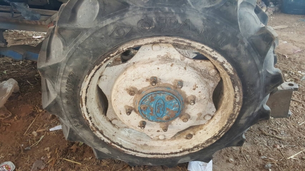 ขาย รถไถ 2 เพลา FORD 7610 เครื่องเสื้อลายเทอร์โบ คานหน้า FORD เครื่องแน่น เกียร์ดี เล่มทะเบียนครบ อุปกรณ์ 4 ชิ้น