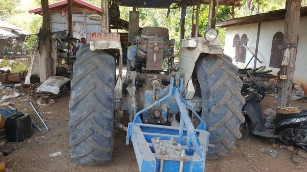 ขาย รถไถ 2 เพลา FORD 7610 เครื่องเสื้อลายเทอร์โบ คานหน้า FORD เครื่องแน่น เกียร์ดี เล่มทะเบียนครบ อุปกรณ์ 4 ชิ้น