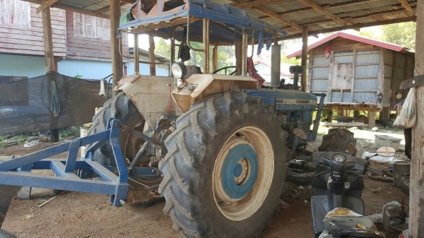 ขาย รถไถ 2 เพลา FORD 7610 เครื่องเสื้อลายเทอร์โบ คานหน้า FORD เครื่องแน่น เกียร์ดี เล่มทะเบียนครบ อุปกรณ์ 4 ชิ้น