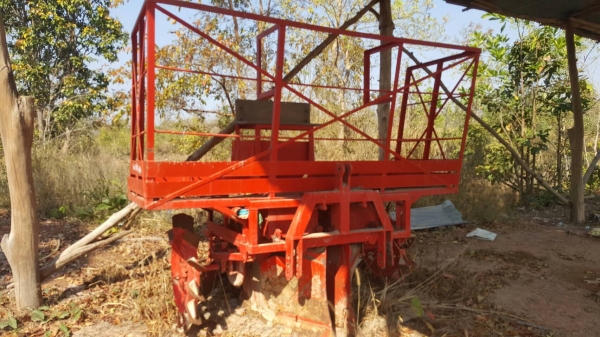 ขาย เครื่องปลูกอ้อย ขนาดใหญ่ 4 หัวปลูก อู่กลกิจบ้านโป่ง ราคาต่อรองได้ครับ