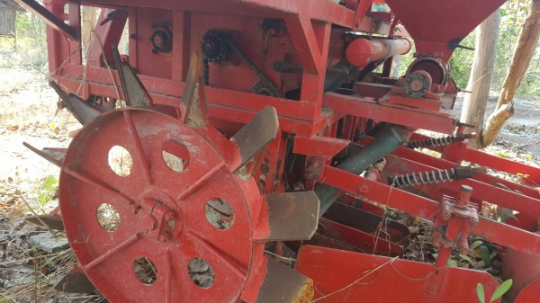 ขาย เครื่องปลูกอ้อย ขนาดใหญ่ 4 หัวปลูก อู่กลกิจบ้านโป่ง ราคาต่อรองได้ครับ