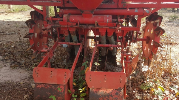 ขาย เครื่องปลูกอ้อย ขนาดใหญ่ 4 หัวปลูก อู่กลกิจบ้านโป่ง ราคาต่อรองได้ครับ