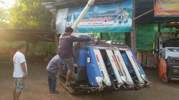 รถเกี่ยวข้าวอิซิกิเก่านอกระบบดีใช้งานได้มีระบบยกตัวเอียงซ้ายขวายกสูงได้ไม่ไกลมากส่งให้ฟรีครับ