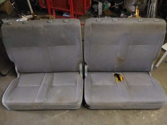 เบาะหลังรถตู้โตโยต้าคอมมูเตอร์ แถวหลังสุด