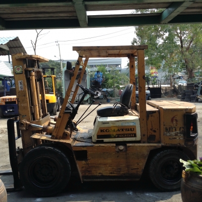 +++ ขายโฟล์คลิฟท์  KOMATSU FD35  ขนาด 3.5  ตัน  เครื่องยนต์ดีเซล  เสา  3  เมตร  เกียร์ธรรมดา  งา 1,220  มม.  ยางตัน