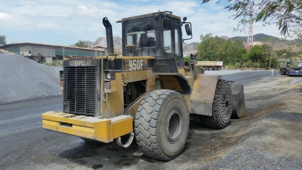 ขาย 1,250,000 รถตักเอวอ่อน CAT 950 F 2 เครื่องดี เกียร์แรง เล่มทะเบียน รถพร้อมใช้เอกสารพร้อมโอน รถอยู่ สระบุรี 090-772-3710 090-772-3708