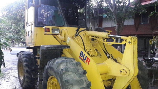 (ลูกค้าฝากขาย) ขายรถตักล้อยาง KOMATSU WA100-3 รถเก่าใน สภาพสวยๆ พร้อมใช้ สนใจติดต่อ 081-9485494