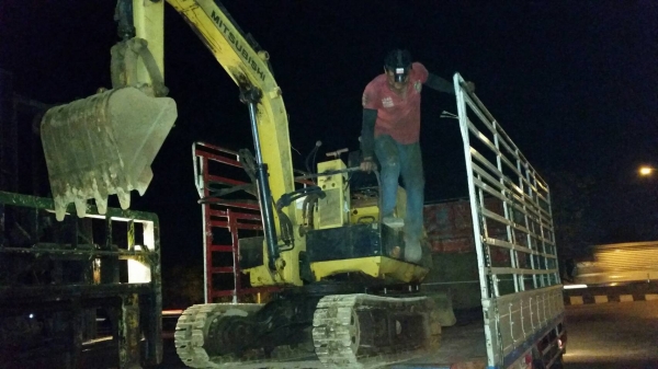 ดึกแค่ไหน tractor-backhoe ก็จัดส่งให้ได้ครับ ขอบคุณลูกค้าขาประจำ จากอุดรธานีมากครับ มาอุดหนุห รถขุด 