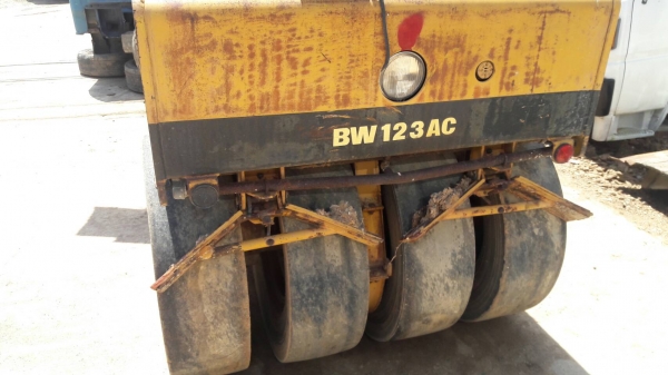 ขายด่วน****รถบด หน้าเหล็ก หลังยาง ขับเคลื่อน2เพลา ยี่ห้อBOMRG รุ่น AC123 เครื่องยนต์ MITSUBISHI K4F เก่าจากนอกขายราคา 320,000 บาท ติดต่อ 089-2619445 ขายด่วน****รถบด หน้าเหล็ก หลังยาง ขับเคลื่อน2เพลา ยี่ห้อBOMRG รุ่น AC123 เครื่องยนต์ MITSUBISHI K4F เก่าจากนอกขายราคา 320,000 บาท ติดต่อ 089-2619445