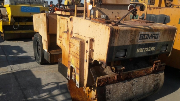 ขายด่วน****รถบด หน้าเหล็ก หลังยาง ขับเคลื่อน2เพลา ยี่ห้อBOMRG รุ่น AC123 เครื่องยนต์ MITSUBISHI K4F เก่าจากนอกขายราคา 320,000 บาท