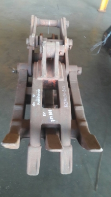 ตัวคีบรถขุด  PC60  สลัก50 มิล ขายราคา30,000บาท