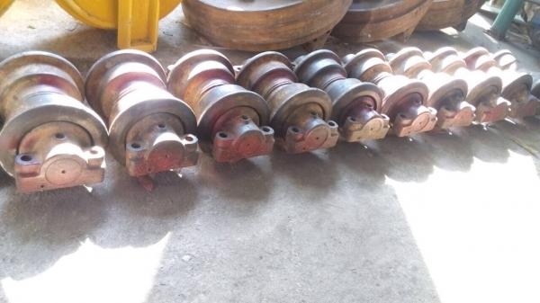 ขายลอนเลอร์รถแมคโค PC-200-5 เก่านอกสภาพตามรูป ขายลูกละ1,600 บาท สนใจโทรมาครับ