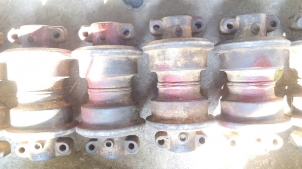 ขายลอนเลอร์รถแมคโค PC-200-5 เก่านอกสภาพตามรูป ขายลูกละ1,600 บาท สนใจโทรมาครับ