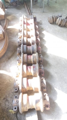 ขายลอนเลอร์รถแมคโค PC-200-5 เก่านอกสภาพตามรูป ขายลูกละ1,600 บาท สนใจโทรมาครับ