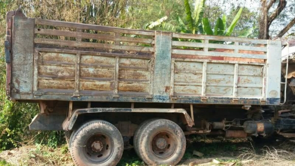 ขาย 485,000 HINO F18.วางเครื่อง HO7D.195แรงสโลยก.ดั้ม หัวบาง ยางดีคัด ซีสวย รถอยู่.หนองคาย 090-772-3 ขาย 485,000 HINO F18.วางเครื่อง HO7D.195แรงสโลยก.ดั้ม หัวบาง ยางดีคัด ซีสวย รถอยู่.หนองคาย 090-772-3