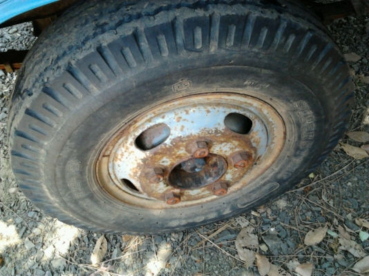 ISUZU TL เครื่อง 115 HP 4BD1 กระบะเหล็กคาร์โก้ยาว 4.30 เมตร เครื่องแรงดีไม่เยิ้ม หัวเก๋งสภาพดีไม่มีผุภายในอยู่ครบ ช่วงล่างคัชซีไม่ผุไม่ดาม ยางสภาพดี 60\% พร้อมใช้งาน เอกสารเล่มทะเบียนครบพร้อมโอน ราคาต่อรองได้ครับ