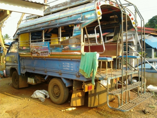 ISUZU TL 85 HP รถบรรทุก 4 ล้อกลาง กระบะมีหลังคาโดยสารยาว 3.20 เมตรสภาพดีพร้อมบรรทุกพร้อมใช้งาน เครื่องแรงดี หัวเก๋งบางเดิมไม่ผุภายในเก๋งคอนโซลอยู่ครบ ช่วงล่างคัชซีดี ยางสภาพดี 4 เส้นประมาณ 70\% พร้อมใช้งาน เอกสารทะเบียนภาษีครบถูกต้องไม่มีขาดพร้อมโอน ราคาต่