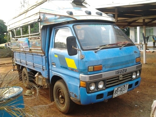 ISUZU TL 85 HP รถบรรทุก 4 ล้อกลาง กระบะมีหลังคาโดยสารยาว 3.20 เมตรสภาพดีพร้อมบรรทุกพร้อมใช้งาน เครื่องแรงดี หัวเก๋งบางเดิมไม่ผุภายในเก๋งคอนโซลอยู่ครบ ช่วงล่างคัชซีดี ยางสภาพดี 4 เส้นประมาณ 70\% พร้อมใช้งาน เอกสารทะเบียนภาษีครบถูกต้องไม่มีขาดพร้อมโอน ราคาต่
