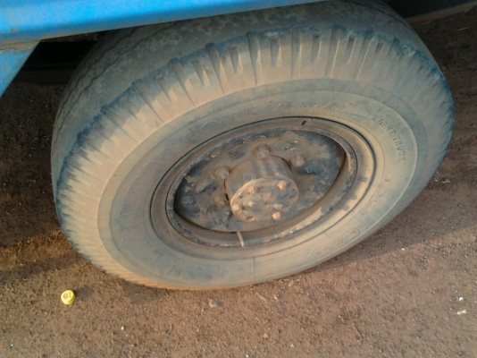 ISUZU TL 85 HP รถบรรทุก 4 ล้อกลาง กระบะมีหลังคาโดยสารยาว 3.20 เมตรสภาพดีพร้อมบรรทุกพร้อมใช้งาน เครื่องแรงดี หัวเก๋งบางเดิมไม่ผุภายในเก๋งคอนโซลอยู่ครบ ช่วงล่างคัชซีดี ยางสภาพดี 4 เส้นประมาณ 70\% พร้อมใช้งาน เอกสารทะเบียนภาษีครบถูกต้องไม่มีขาดพร้อมโอน ราคาต่