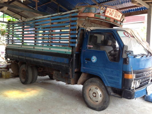 TOYOTA DYNA BU87 - 115 HP กระบะเหล็กคอกไม้ยาว 4.30 เมตรสภาพดีไม่มีผุ เครื่องแน่นดีแรงดี หัวเก๋งไม่ผุภายในเก๋งคอนโซลอยู่ครบไม่ผุ ช่วงล่างแน่น คัชซีดี ยางสภาพดี 6 เส้นประมาณ 60\% พร้อมบรรทุกพร้อมใช้งาน เอกสารเล่มทะเบียนครบพร้อมโอน ราคาต่อรองได้ครับ