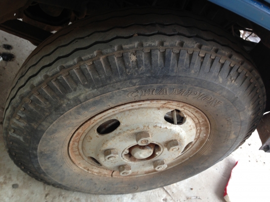 TOYOTA DYNA BU87 - 115 HP กระบะเหล็กคอกไม้ยาว 4.30 เมตรสภาพดีไม่มีผุ เครื่องแน่นดีแรงดี หัวเก๋งไม่ผุภายในเก๋งคอนโซลอยู่ครบไม่ผุ ช่วงล่างแน่น คัชซีดี ยางสภาพดี 6 เส้นประมาณ 60\% พร้อมบรรทุกพร้อมใช้งาน เอกสารเล่มทะเบียนครบพร้อมโอน ราคาต่อรองได้ครับ