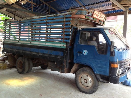 TOYOTA DYNA BU87 - 115 HP กระบะเหล็กคอกไม้ยาว 4.30 เมตรสภาพดีไม่มีผุ เครื่องแน่นดีแรงดี หัวเก๋งไม่ผุภายในเก๋งคอนโซลอยู่ครบไม่ผุ ช่วงล่างแน่น คัชซีดี ยางสภาพดี 6 เส้นประมาณ 60\% พร้อมบรรทุกพร้อมใช้งาน เอกสารเล่มทะเบียนครบพร้อมโอน ราคาต่อรองได้ครับ