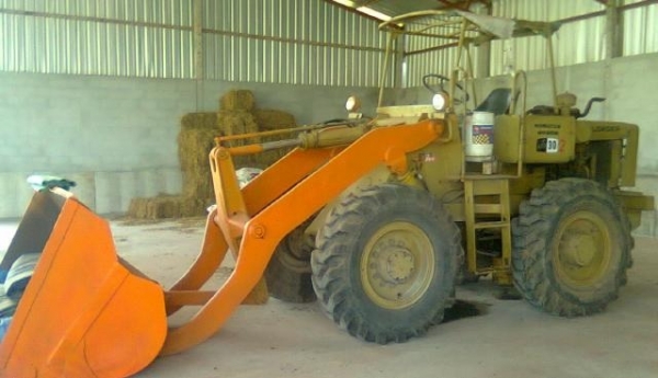 KOMATSU JH30 B รถตักล้อยาง ต่อแขนยาวแล้วตักขึ้นรถสิบล้อรถพ่วงได้สบายครับ เครื่องแน่นกำลังดีไม่มีปัญหาพร้อมใช้งาน ระบบไฮดรอลิกส์สภาพดีไม่มีแตกเยิ้มแห้งดีทั้งคัน ขับขี่ง่ายควบคุมง่ายคล่องตัว ช่วงล่างยางสภาพดีหน้าหลัง พร้อมทำงานได้เลย เอกสารสัญญาซื้อขาย ราคา