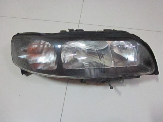 ขาย อะไหล่ VOLVO ไฟหน้า S60 ด้านขวา มือสอง