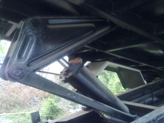 รถมิซูบิชิหน้ากากดำ