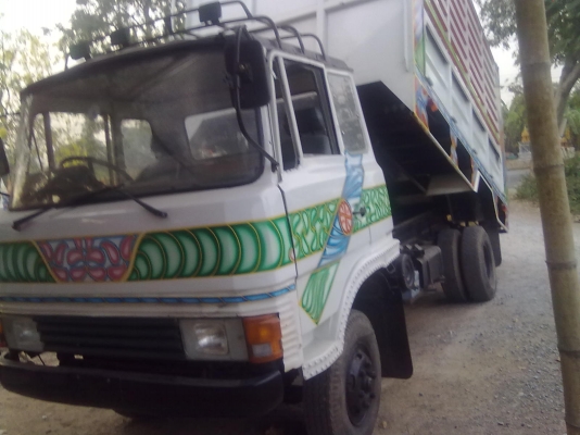 รถมิซูบิชิหน้ากากดำ