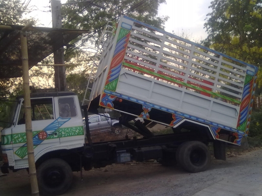 รถมิซูบิชิหน้ากากดำ