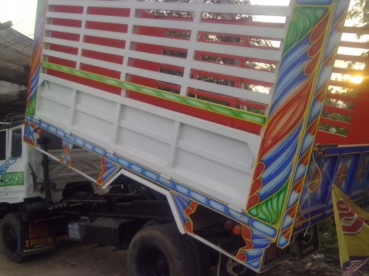 รถมิซูบิชิหน้ากากดำ