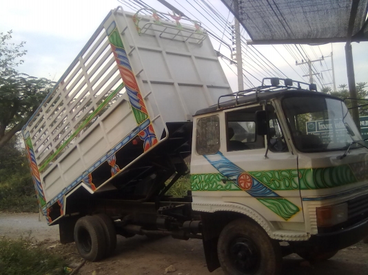 รถมิซูบิชิหน้ากากดำ