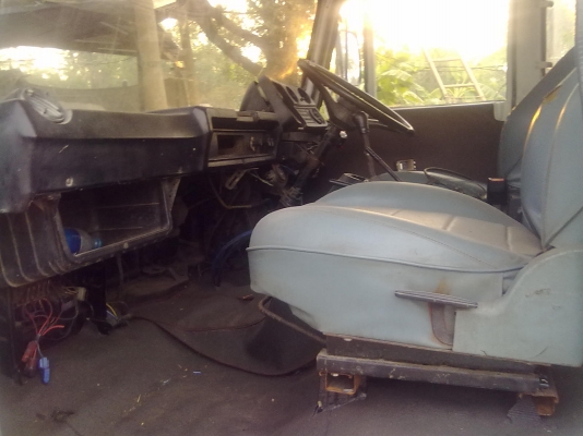 รถมิซูบิชิหน้ากากดำ