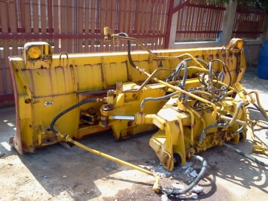 ขายด่วน..ชุดใบมีด รถตัก KOMATSU WA200-1 อะไหล่สวย พร้อมใช้ ถอดบุ้งกี๋ออก แล้วใส่ใบมีด เป็นรถดันล้อยางได้.