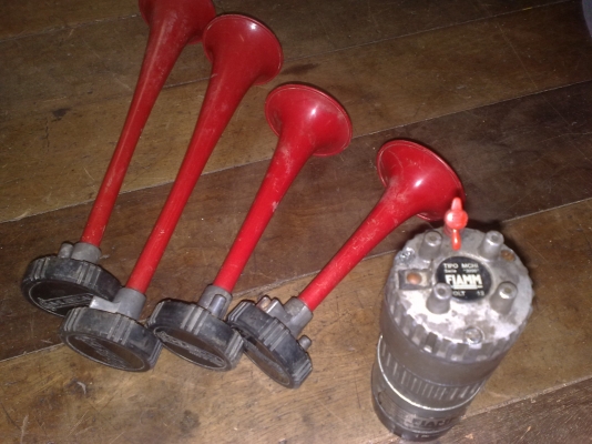 ขายแตรลมไฟฟ้าfiamm  italy มาเป็นชุด4ตัว