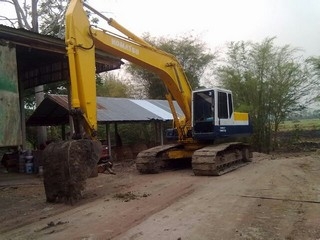 ต้องการขายรถแบคโฮ KOMATSU 200-5 สภาพสวยมากๆ (คอนโทลยาวครับ)