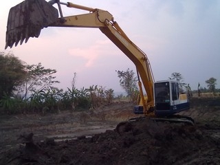 ต้องการขายรถแบคโฮ KOMATSU 200-5 สภาพสวยมากๆ (คอนโทลยาวครับ)