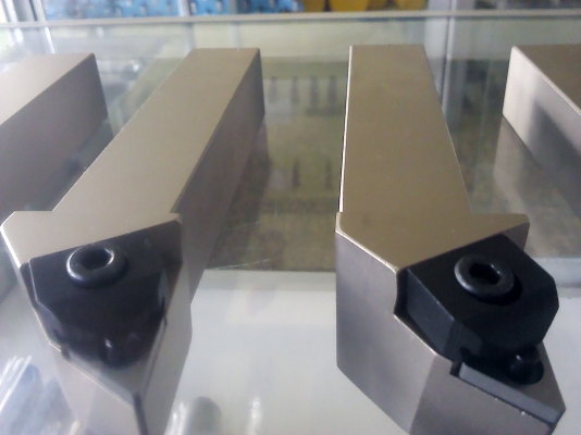 ด้านมีดขนาด20และ25 มม.พร้อมมีดกลึงปอกผึวแบบยึดเม็ดมีด